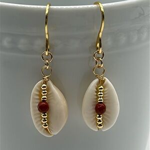 2359- Handmade Shell Dangle Earrings NWT